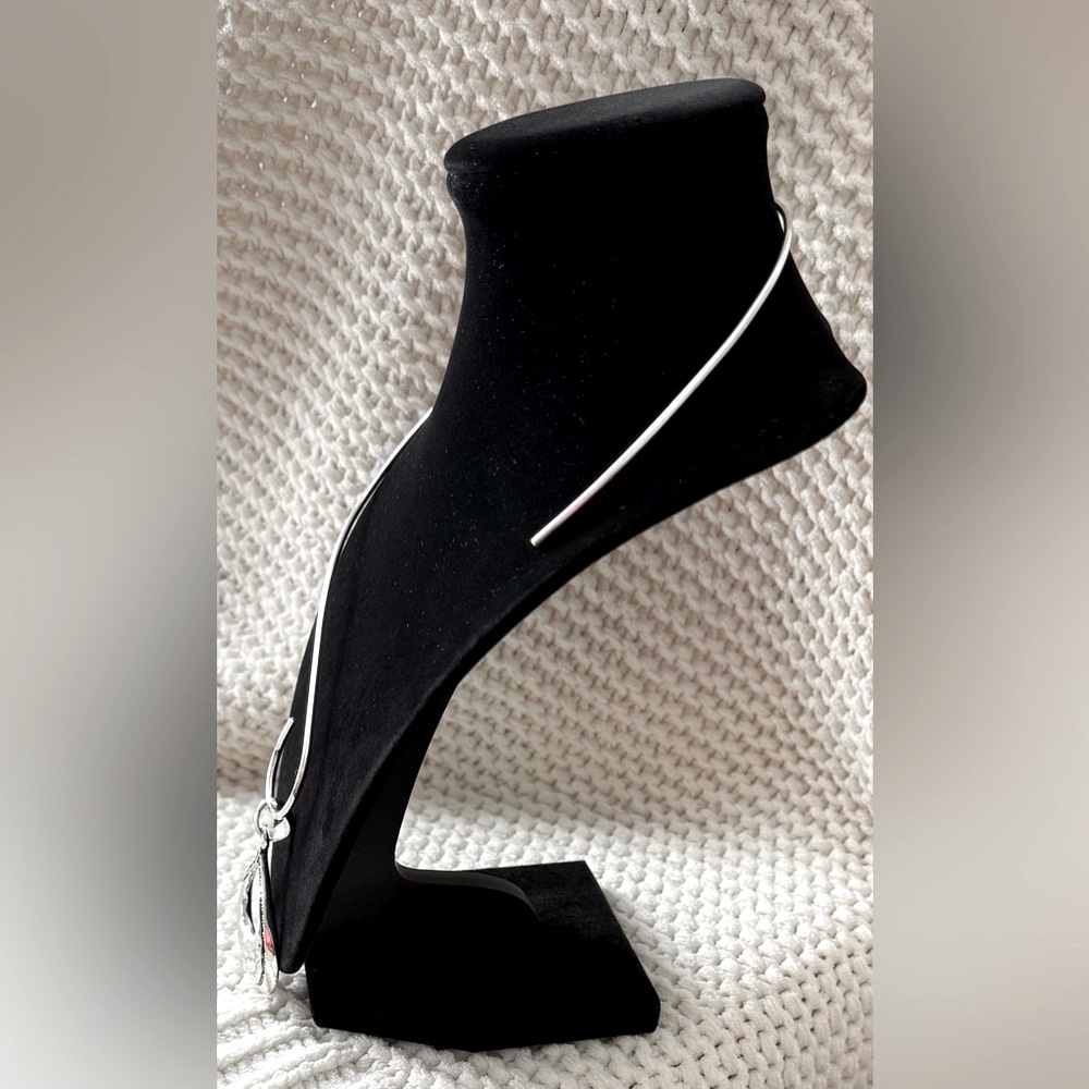 Elegant Silver Tone Teardrop Pendant Necklace - Picture 6 of 10